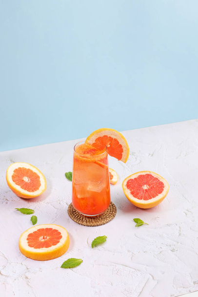 summer background with grapefruit ade, juice drink with grapefruits - Zdjęcie, obraz