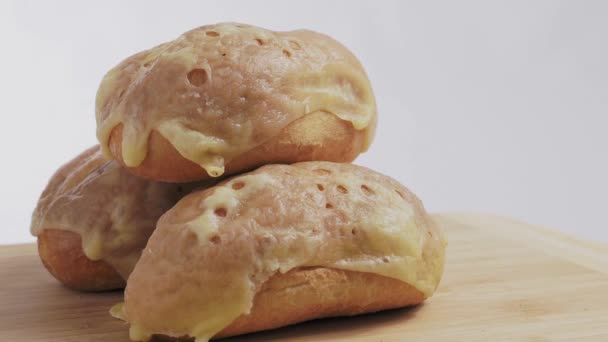 Bun with cheese. Rotating cheese buns. Freshly baked cheese buns. - Πλάνα, βίντεο