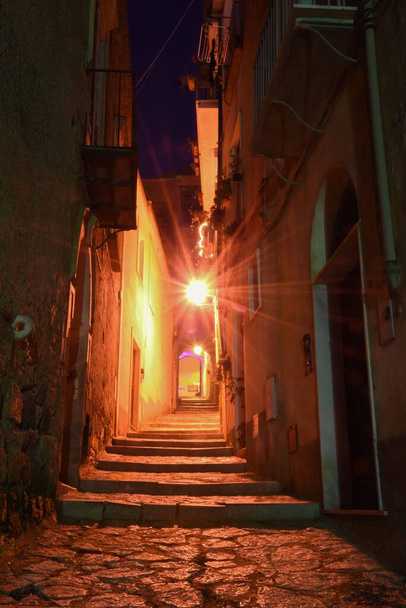 Un plano vertical de un callejón estrecho con arquitectura medieval en Caiazzo, Italia - Foto, imagen
