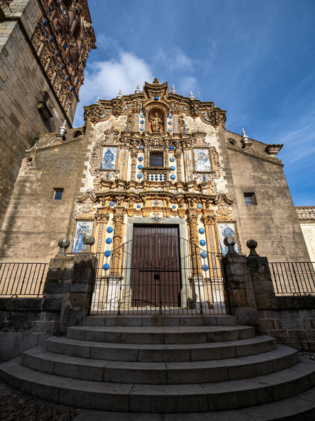 Церковь Сан-Бартоломе в Херес-де-лос-Кабальерос, Бадахос, Эстремадура в Испании. - Фото, изображение