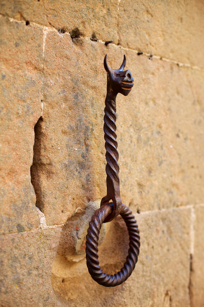 Anneau suspendu dans le mur de Pienza, Toscane Italie
. - Photo, image