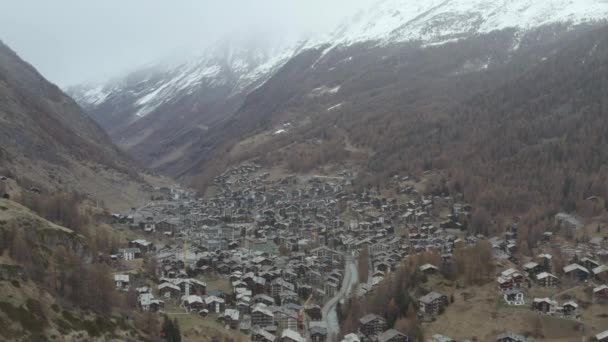 Luftaufnahme von Zermatt in der Schweiz im Herbst. Alpen 4K - Filmmaterial, Video