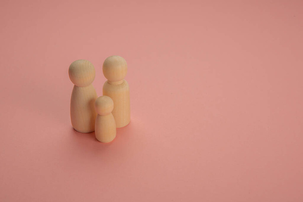 Wooden tokens simulating the members of a family - 写真・画像