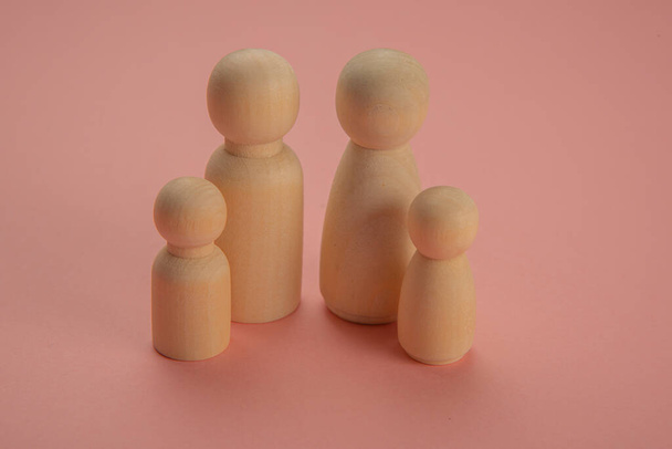 Wooden tokens simulating the members of a family - 写真・画像