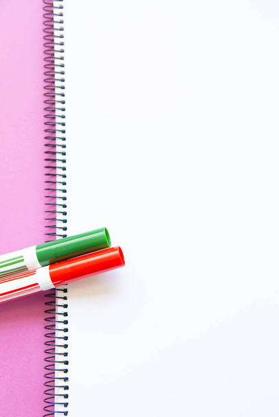 different colored felt pens on blank page - Foto, Imagem