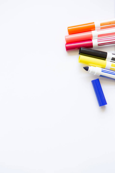 ручки з фетру різних кольорів на білому тлі
 - Фото, зображення