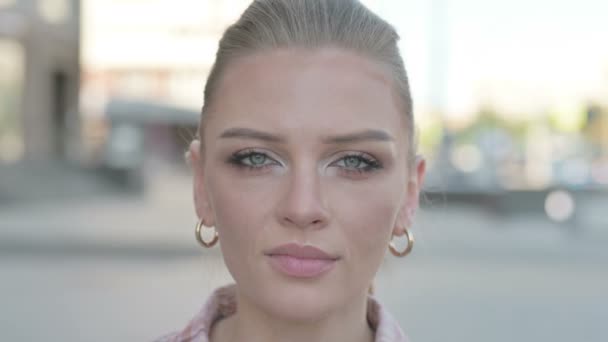 Face Close up of Shocked Young Woman Outdoor - Filmati, video