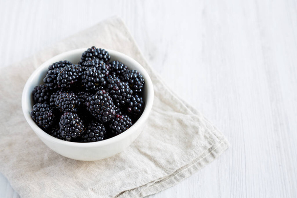 Raw Blackberries in a Bowl, side view. Space for text. - Fotoğraf, Görsel