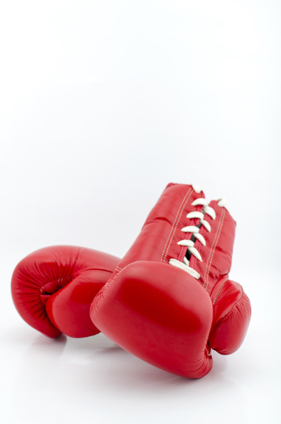 Красные боксерские перчатки на белом фоне
 - Фото, изображение