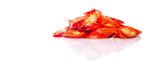 Vágott piros Chili paprika szeletekkel - Fotó, kép