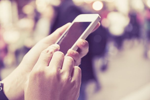 Teenagermädchen SMS auf ihrem Handy - Foto, Bild