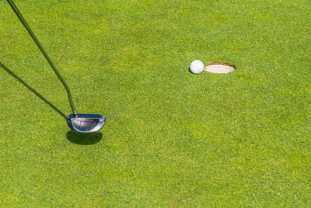 Club de golf, pelotas de golf, campo de golf. Sudáfrica, noviembre de 2014
. - Foto, Imagen
