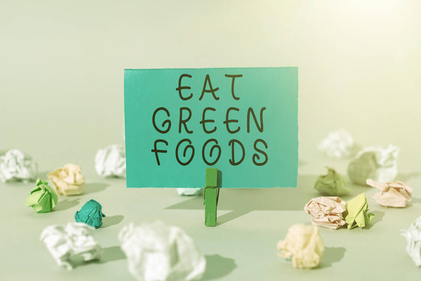 Conceptual display Eat Green Foods, Business showcase Eating more vegetables healthy diet vegetarian veggie person Important Message Presented On Piece Of Paper Clipped With Clip. - Foto, imagen