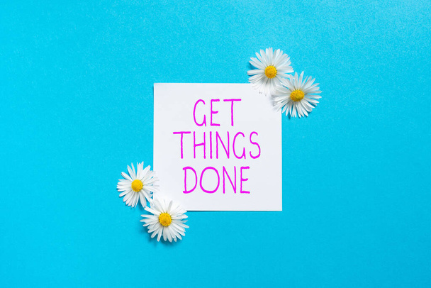 Handwriting text Get Things Done, Word for To be in charge of do something leader leadership action Sticky Note With Important Messages With Flowers On Both Sides. - Foto, Imagem