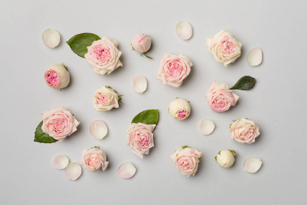 Flat lay with rose flowers on color background, top view. - Fotografie, Obrázek