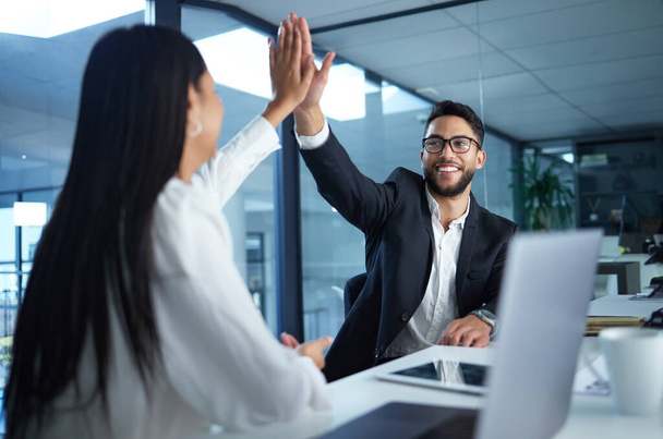 Well done we did it. two colleagues high fiving after a succesful business day - Foto, Imagem