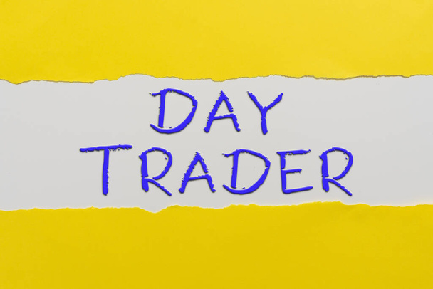 Conceptual caption Day Trader, Business showcase A person that buy and sell financial instrument within the day Important Information Written Underneath Ripped Piece Of Paper. - Foto, afbeelding