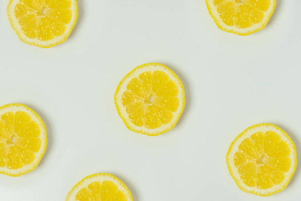 Refresh round lemon slices on white background. Bright yellow lemon slices. Organic citrus. Simple. High quality photo. - Foto, Bild