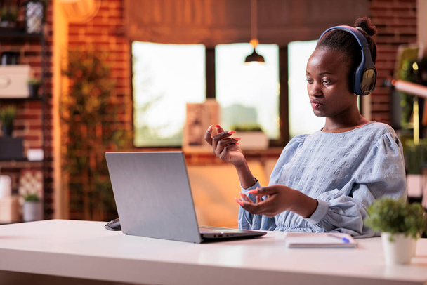 Afrikkalainen amerikkalainen naisfreelancer puhuu asiakkaan kanssa online-videokolikkopelissä nykyaikaisessa kotitoimistossa. Videoneuvottelu yrityksen etätiimin kanssa, liikenainen teleneuvottelussa - Valokuva, kuva