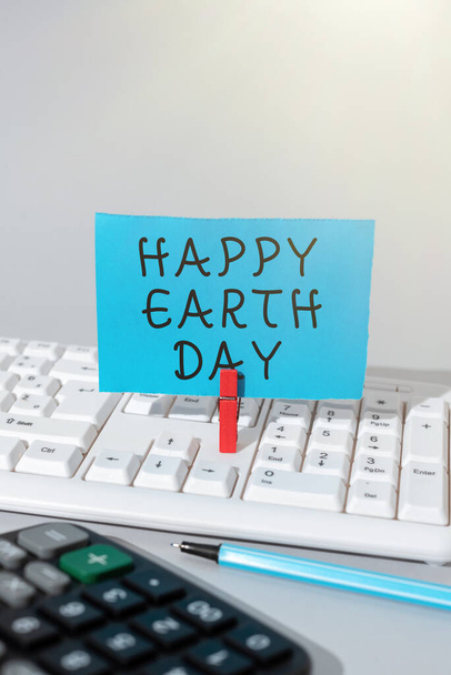 Sign displaying Happy Earth Day, Word Written on Worldwide celebration of ecology environment preservation Important Message Presented On Piece Of Paper Clipped With Clip. - Foto, afbeelding