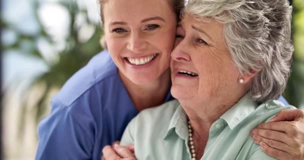 Добрый медицинский уход и поддержка пожилых пациентов. Старшая женщина с большой счастливой улыбкой, услышав хорошие новости от врача. Медицинский работник с счастливой старушкой в больнице - Кадры, видео