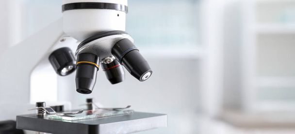 科学研究所の近代的な顕微鏡 - 写真・画像