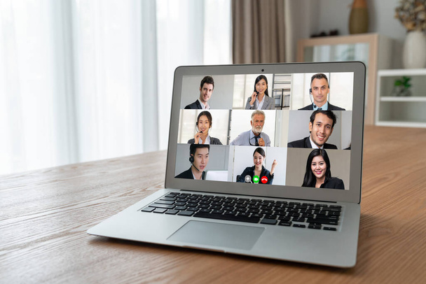 Biznesmeni na wideokonferencji dla modish wirtualnego spotkania grupy pracowników biurowych - Zdjęcie, obraz