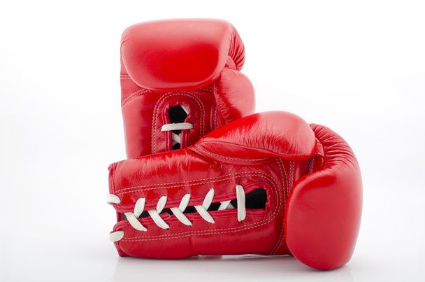 Две боксерские перчатки на белом фоне
. - Фото, изображение