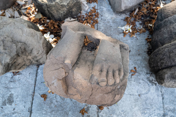 The feet of the Buddha statue made of stone, lasted until decay. - Foto, Imagen