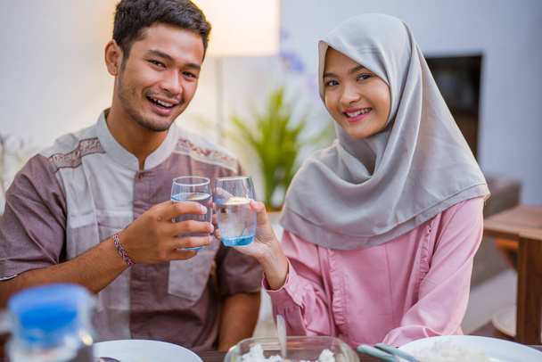 coppia eccitata sentendo adhan voci che significano iftar tempo o per rompere il digiuno - Foto, immagini
