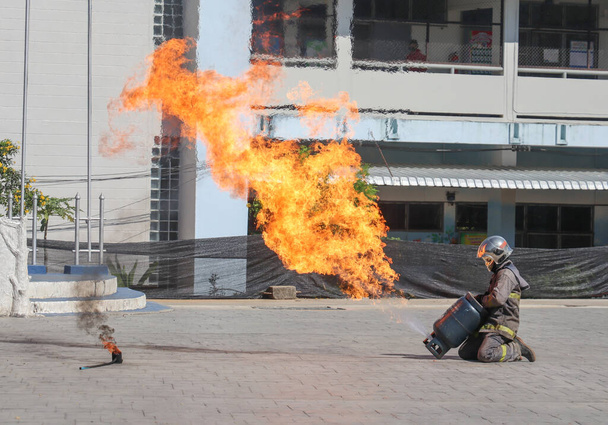 January 1, 2022; Chiang Rai, Thailand: Firefighters educate students on prevention. gas leak incident - Foto, Bild