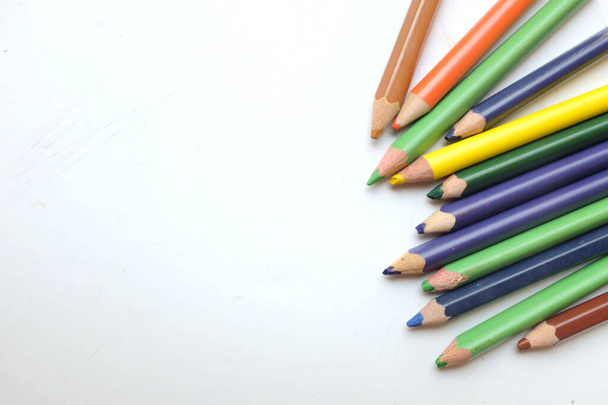 вид зверху і плоский покласти кольорові олівці ізольовані на білому тлі. шкільні канцелярські товари, освіта, концепція повернення до школи
 - Фото, зображення