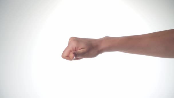 Ένα γυναικείο χέρι δεν δείχνει σαν αυτό, αντίχειρας κάτω σε λευκό φόντο. Υψηλής ποιότητας 4k πλάνα - Πλάνα, βίντεο