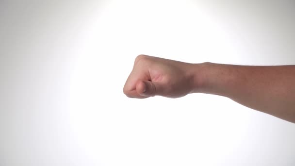 Uma mão de homem não mostra nada igual, polegar para baixo em um fundo branco. Imagens 4k de alta qualidade - Filmagem, Vídeo