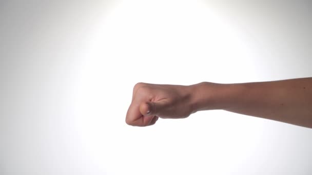 naisten käsi - petollinen ele peukalo osoittaa pidä, kuten. Laadukas 4k kuvamateriaalia - Materiaali, video