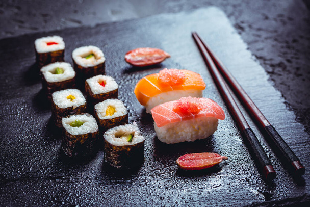 Assortimento di sushi vegano con verdure, seitan, pianta Konjac, tofu come sostituti del pesce, con calce dito come caviale. Concetto di cibo vegano. - Foto, immagini