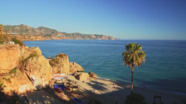 Вид на красивий пляж на середземноморському узбережжі Іспанії в Нерджі, Коста-дель-Сол в Андалусії (Андалусія), гори і Блакитне море в сонячний день з ясним блакитним небом в Європі - Кадри, відео