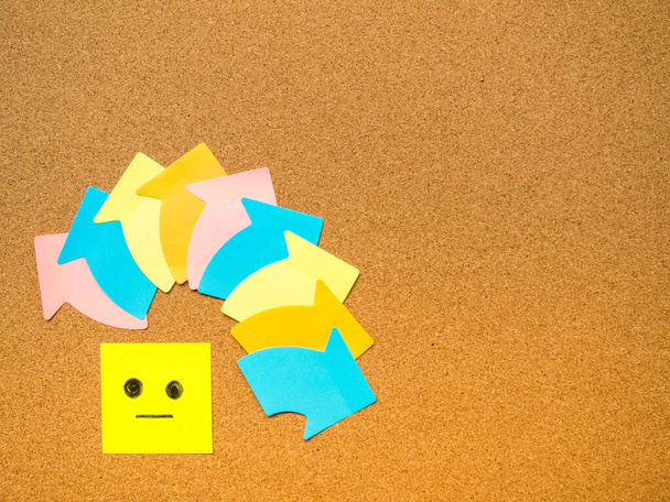 sticky note with a funny smiley face on cork board, with copy space - Foto, Imagen