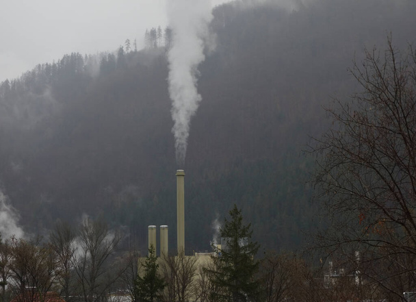 komin fabryczny lub komin dymny, emisje zanieczyszczeń i zmiany klimatu - Zdjęcie, obraz