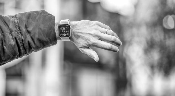 НЬЮ-ЙОРК - 1 ДЕКАБРЯ 2018 года: Человек носит новый Apple Watch Series 4. Это новая модель от Apple Inc.
. - Фото, изображение