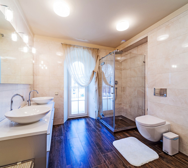 mooie grote badkamer in luxe binnenlandse - Foto, afbeelding