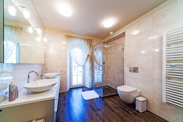 Beautiful Large Bathroom in Luxury Home - Fotó, kép