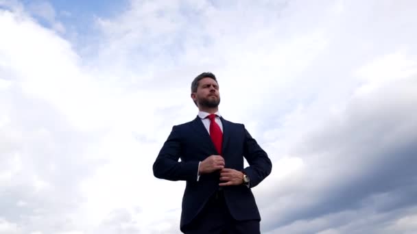 manager executive man in businesslike suit on sky background, male formal fashion. - Felvétel, videó