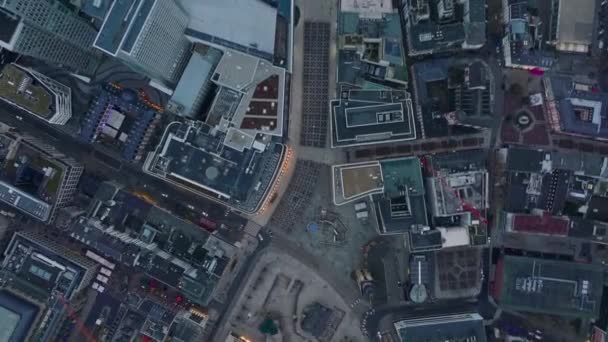 Zeilショッピングストリート沿いの建物の上から見下ろす空中の鳥の目のオーバーヘッド。MyZeilセンターのモダンなデザインの建物。広い歩行者ゾーン。フランクフルトはドイツのメインです. - 映像、動画