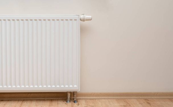 Modern white radiator with thermostat - Foto, afbeelding
