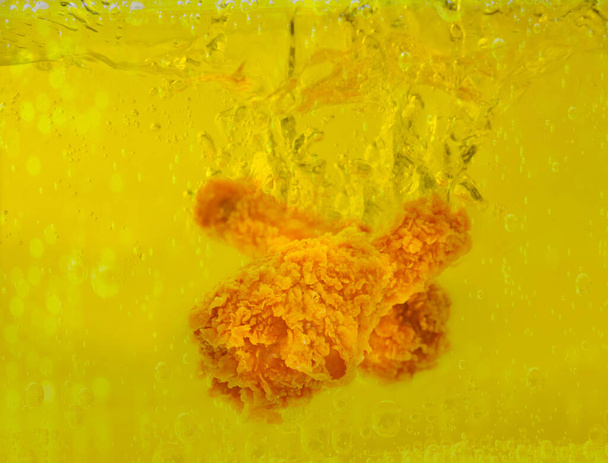 Cooking oil splash  deep  fried chicken - Foto, Imagem