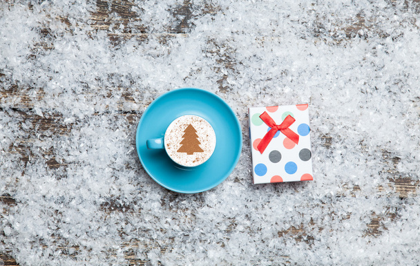 Cappuccino kanssa joulukuusi muoto ja lahja laatikko keinotekoinen
  - Valokuva, kuva