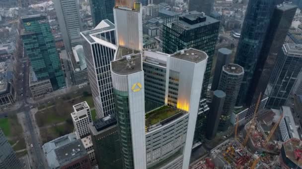 Τραβήξτε πίσω πλάνο από το πάνω μέρος του πύργου Commerzbank. κλίση προς τα πάνω αποκαλύπτουν ουρανοξύστες στο κέντρο της πόλης και θολή θέα του αστικού τοπίου. Frankfurt am Main, Γερμανία. - Πλάνα, βίντεο