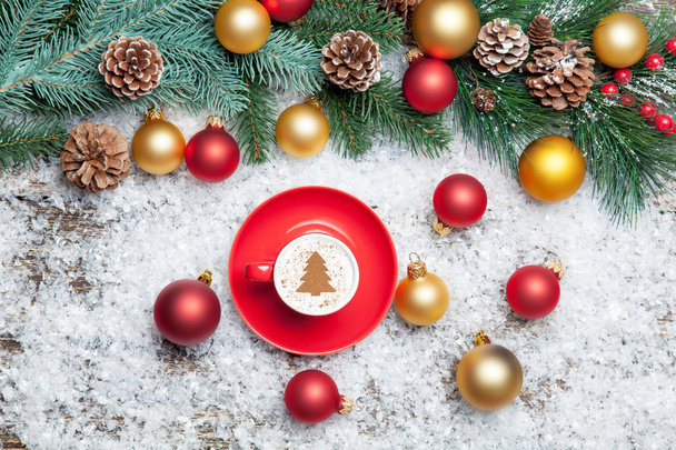 Капучино в форме рождественской елки и сосновой ветви на искусственных
 - Фото, изображение