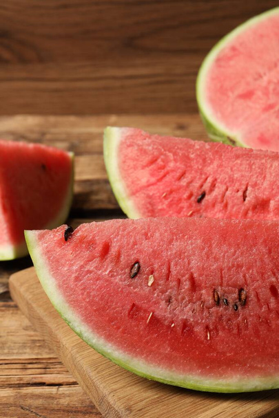 Slices of tasty ripe watermelon on wooden table, closeup - Foto, Imagen